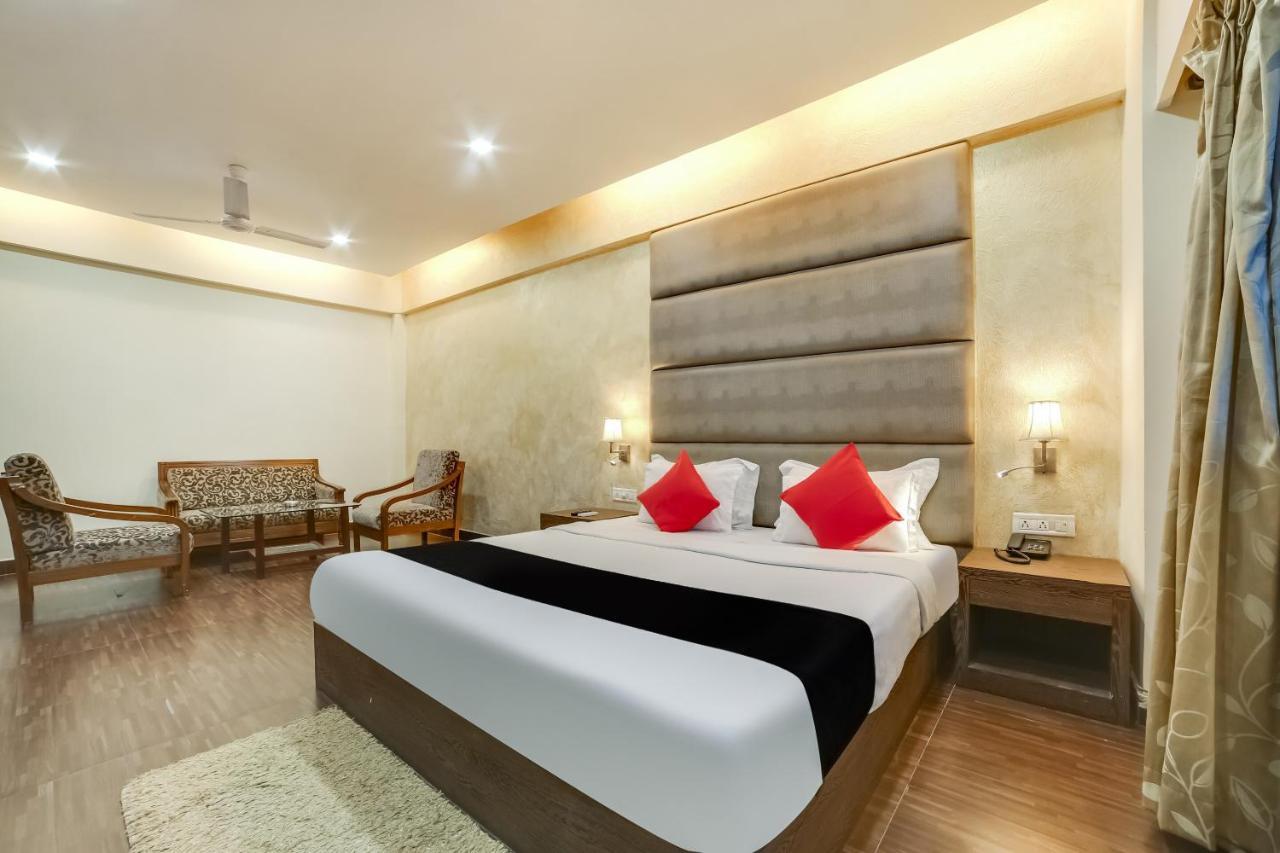 ホテルCapital O 61351 Waii International Bhalukpung 部屋 写真